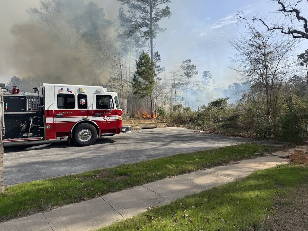 Los equipos combaten un incendio en el barrio de Tyler y responden a incendios en todo el...