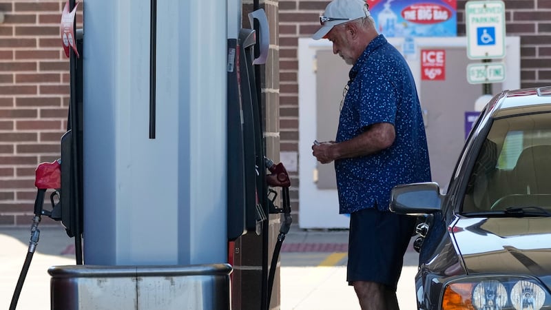 Un cliente mira los precios del combustible en una gasolinera en Vernon Hills, Illinois, el...