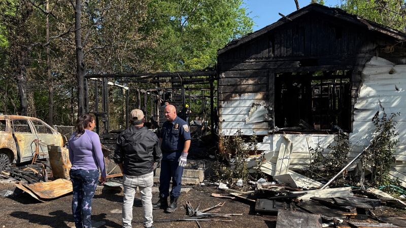 Casa y vehículo destruidos en un incendio nocturno en Longview