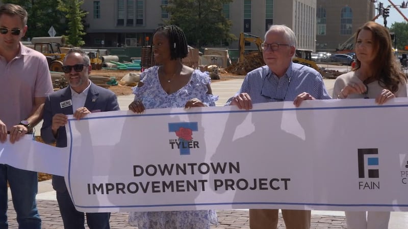 El alcalde encabeza celebración por la reapertura de las calles del centro de Tyler