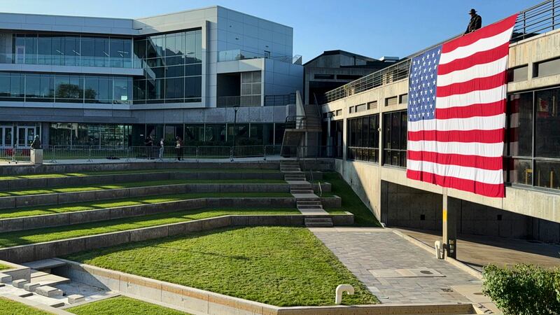 El lugar donde fue asesinado el activista derechista Charlie Kirk, en la Universidad del Valle...