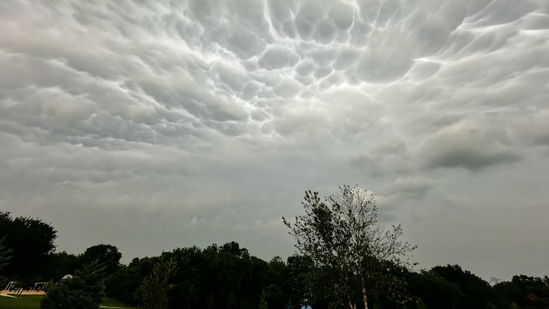Nubes de tormenta se forman sobre un parque público cuando se acercan tormentas eléctricas a...