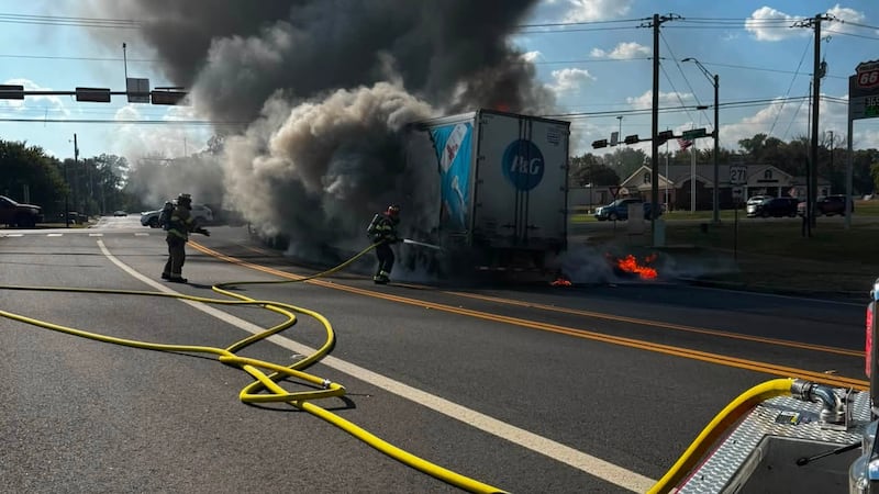 Un camión de 18 ruedas bloqueó el tráfico en Gilmer durante más de cuatro horas después de...
