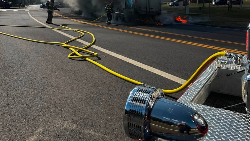 Un camión de 18 ruedas bloqueó el tráfico en Gilmer durante más de cuatro horas después de...