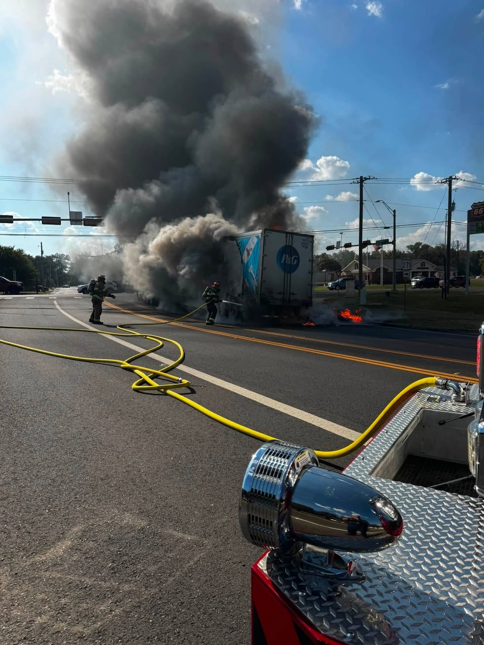 Un camión de 18 ruedas bloqueó el tráfico en Gilmer durante más de cuatro horas después de...