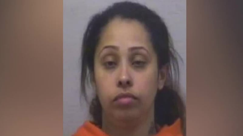 Mujer buscada en relación con tiroteo en la carretera del condado de Douglas bajo custodia.