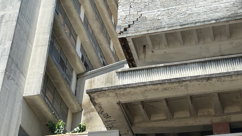 Daños en el garaje del Hotel Carlton se atribuyen a un rayo en el 2024