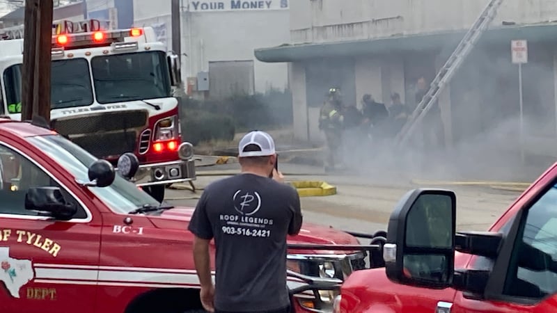 Varias unidades de extinción de incendios respondieron a un edificio aparentemente en llamas y...