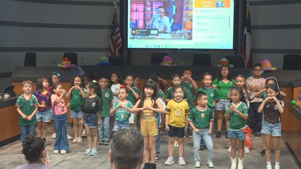 El Distrito Escolar Independiente de Longview celebra el Mes de la Herencia Hispana con...