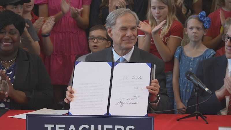El gobernador Abbott firma la ley de financiación de la educación y dice que Texas debe ser el...