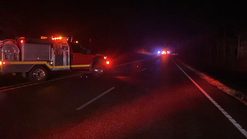 La policía cerró una parte de la carretera estatal 31, al este de Tyler, después de que al...