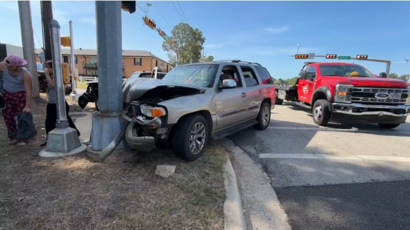 1 injured in 2-vehicle wreck at Longview intersection
