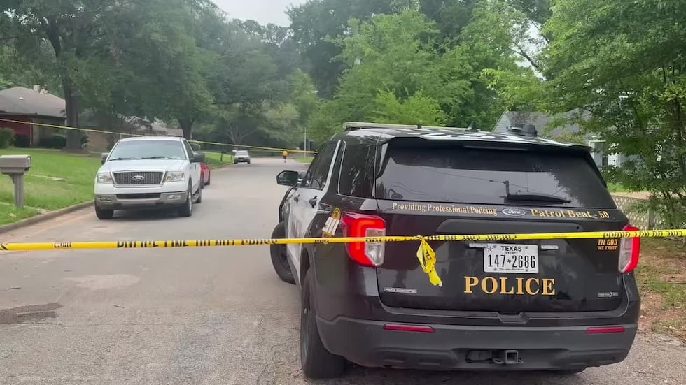 La policía de Longview investiga una escena del crimen en Club Drive