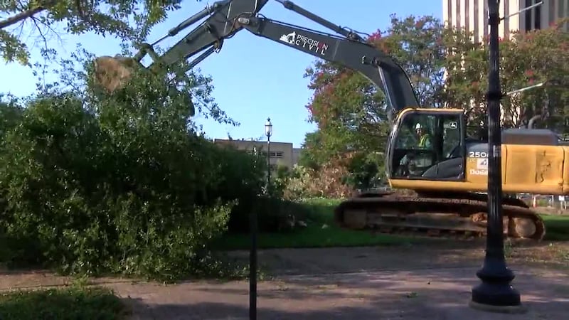 Equipos comienzan la demolición de la plaza del centro de Tyler.