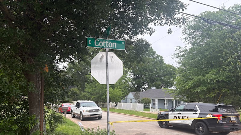 La policía de Longview investiga una escena del crimen en Club Drive