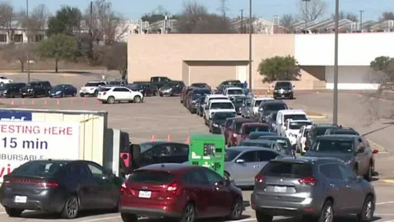 Largas filas en el sitio de prueba de COVID-19 en Waco