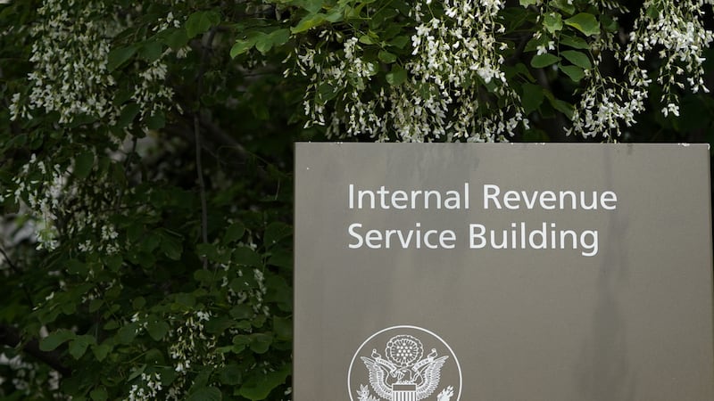 Un letrero del Servicio de Rentas Internas en un edificio en Washington, el 4 de mayo del...