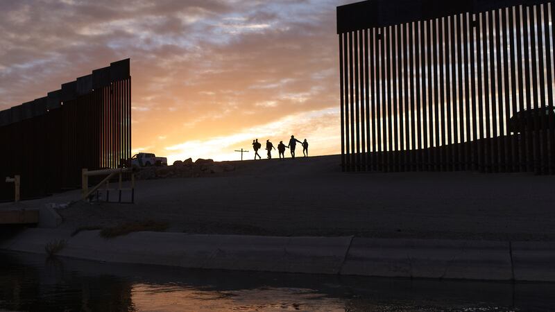 Alrededor de 5,500 niños fueron separados por la fuerza de sus padres en 2017 y 2018 bajo el...
