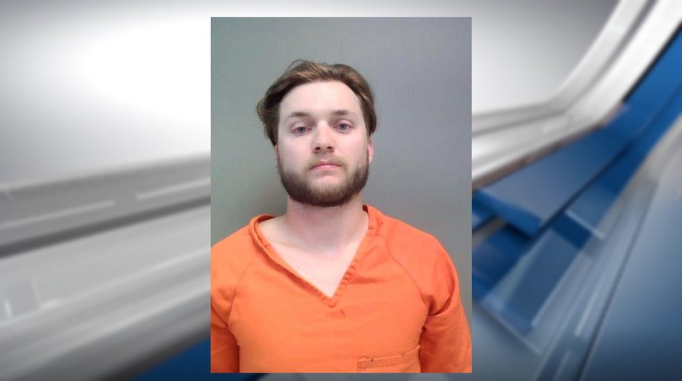 Un hombre de Lumberton ha sido acusado tras agredir a una mujer y a su bebé de tres meses y...