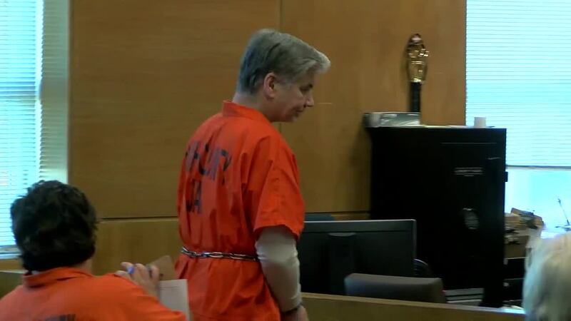 Comparece ante el tribunal el médico de Tyler acusado de 8 delitos graves