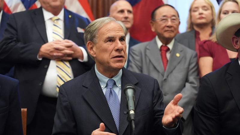 El gobernador de Texas, Greg Abbott, habla con los medios de comunicación tras la firma de un...