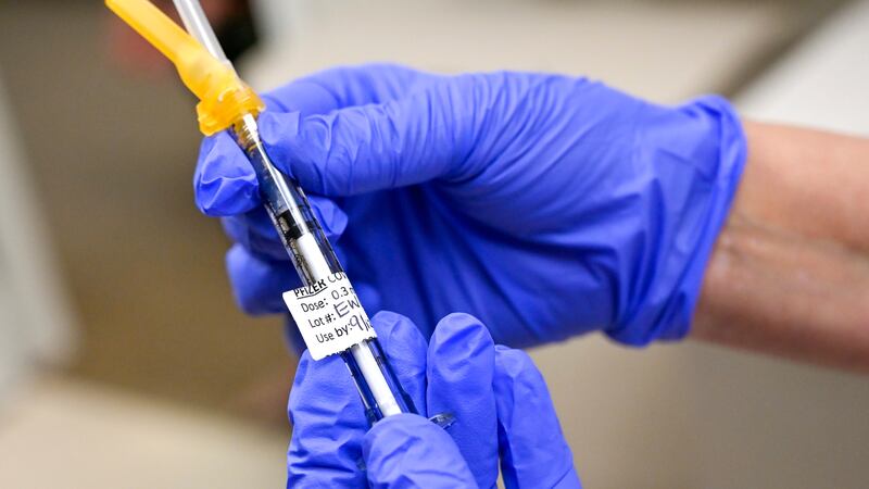 Los funcionarios de salud en Israel, que ya les dan refuerzos a los adolescentes, han dicho...