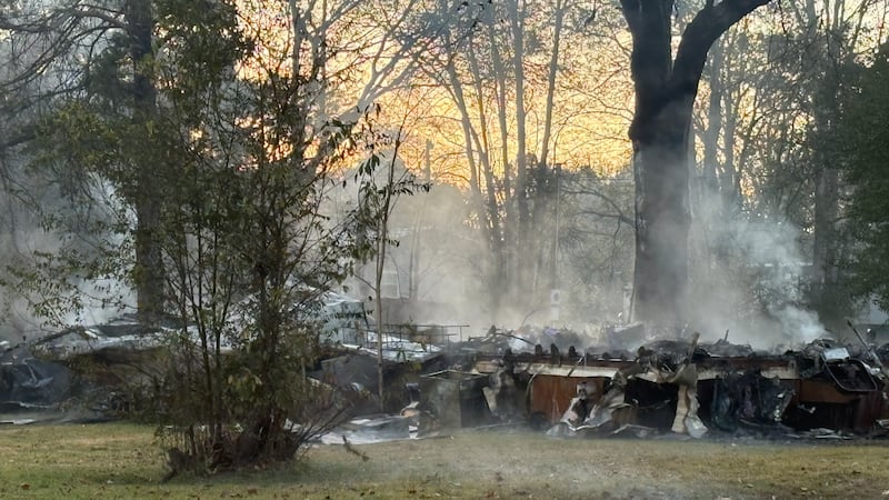 Incendio destruye una vivienda en Kilgore; se reporta sonido de explosión.