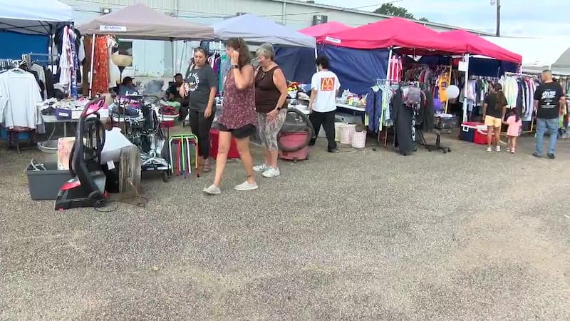 Compradores y vendedores acuden a Longview para la venta histórica de la autopista 80.