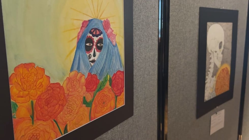 Estudiantes del este de Texas educan a sus compañeros sobre el Día de los Muertos a través de...