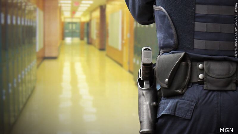 La medida también da al estado más poder para obligar a los distritos escolares a crear planes...