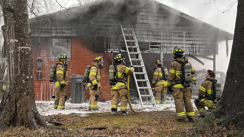 Decenas de bomberos acuden a un incendio en una vivienda en Lufkin