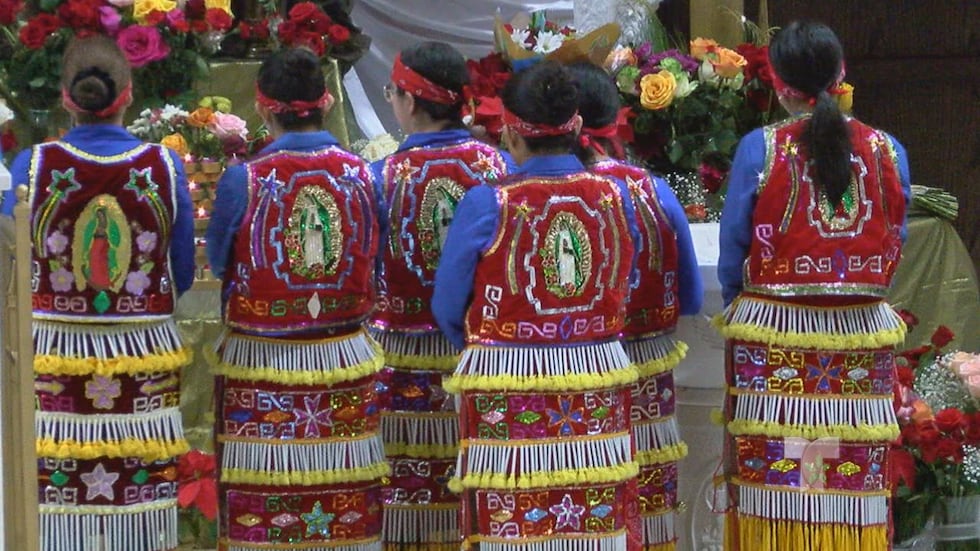 A las 4 de la mañana, un grupo de matachines realizó sus bailes en su honor.