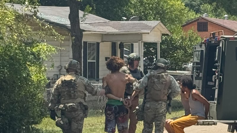 Policía de Jacksonville activa el SWAT regional para arrestar a sospechoso de robo.