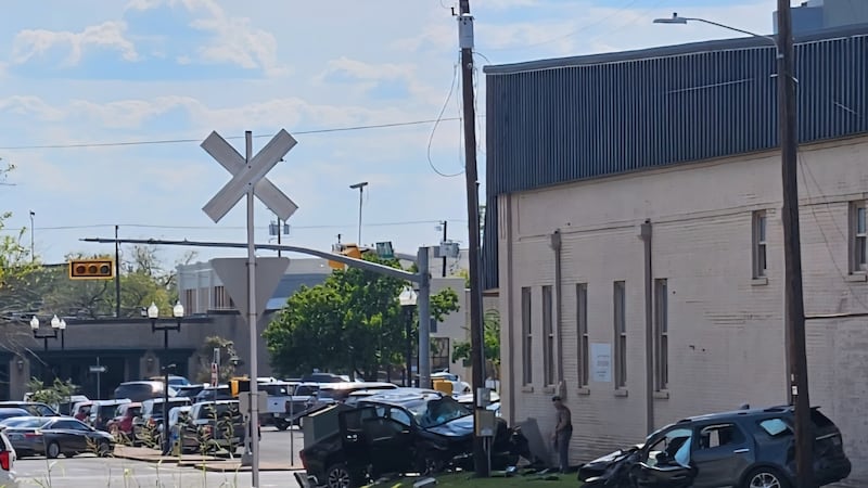 Intersección de 3rd Street y Frank Street cerrada debido a un accidente cerca del juzgado de...