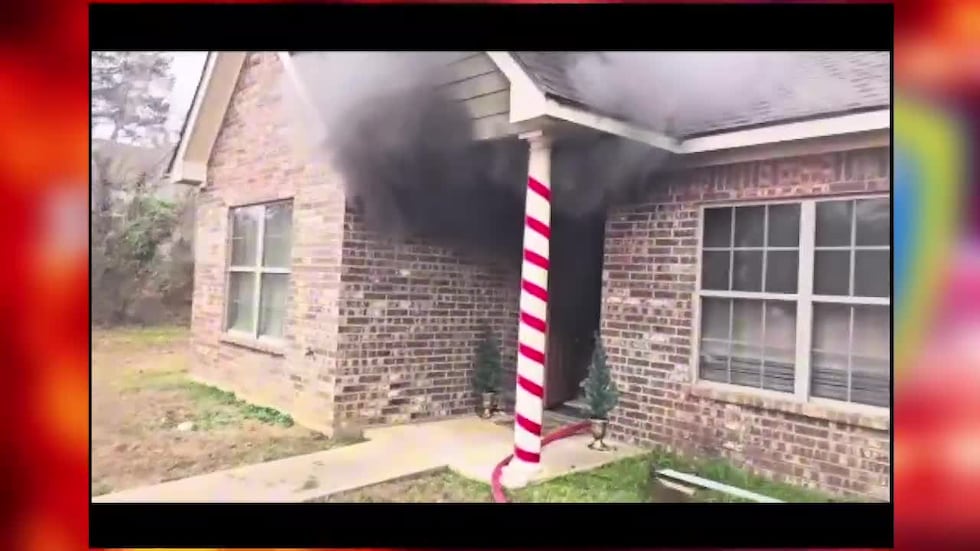 Vela desatendida causa incendio en casa de Longview, según informaron los bomberos de Longview