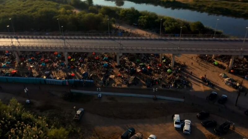 Thousands of migrants under bridge in Del Rio