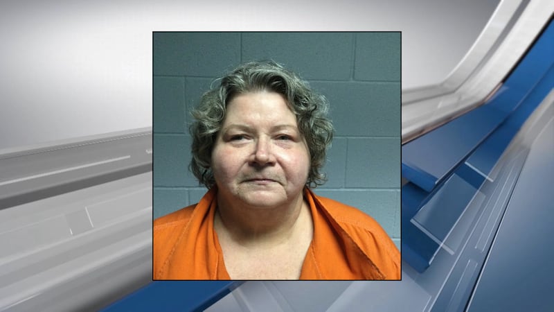 Mujer de Livingston acusada de atacar a un policía.