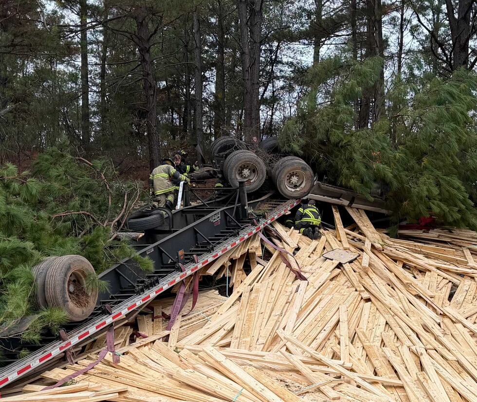 El tráfico en dirección oeste por la I-20 se limitó a un solo carril mientras los equipos...