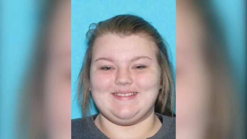 La novia de Lynnie Chatman, Brooke Ashley Cormier (22), también es buscada por dos órdenes de...