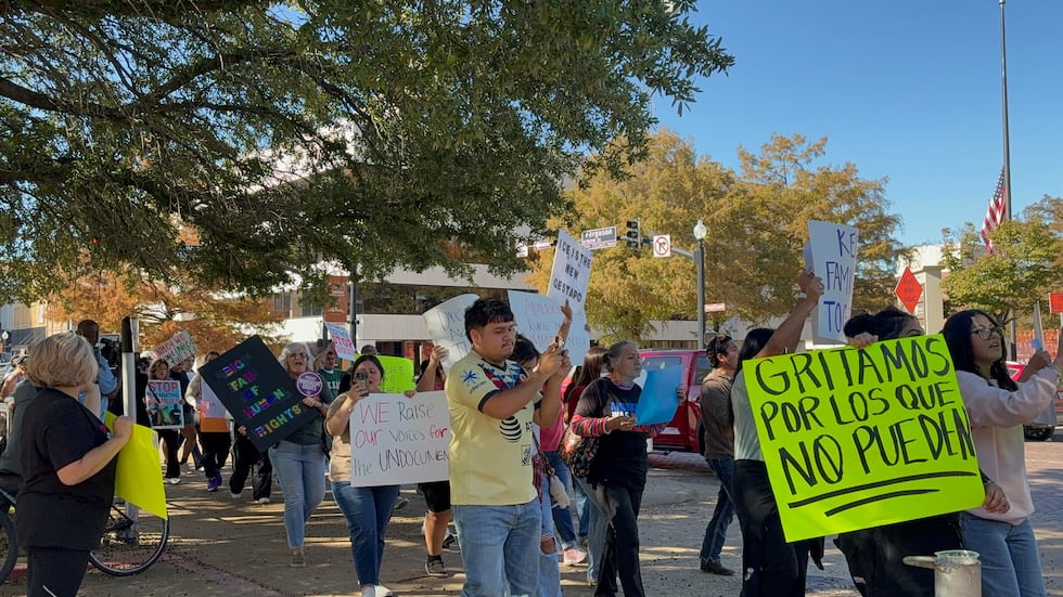 El jueves, varias personas se reunieron en el juzgado del condado de smith para protestar...