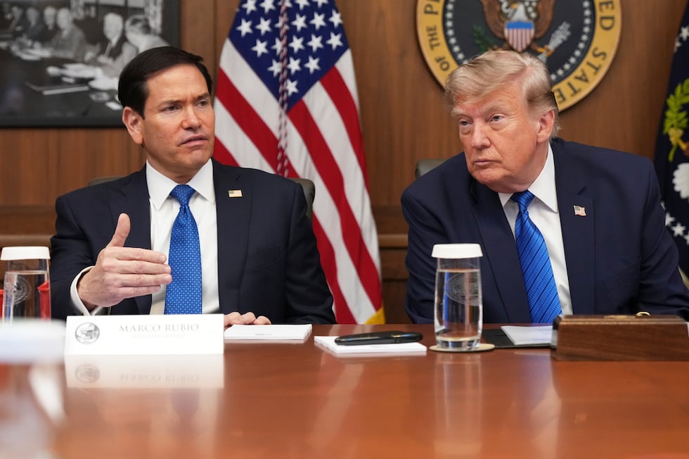 El secretario de Estado, Marco Rubio, habla mientras el presidente Donald Trump escucha...