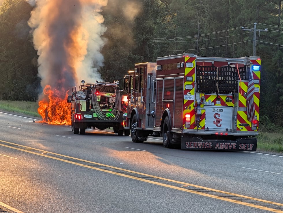 Los equipos de emergencia del condado de Smith extinguen el incendio de un coche en la...