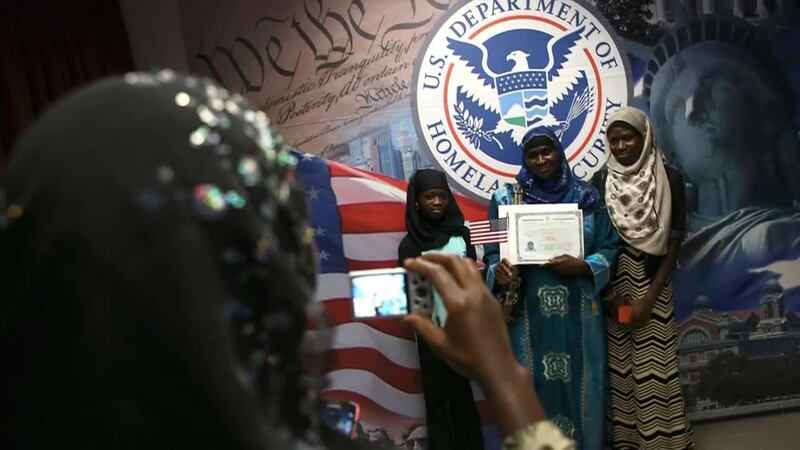 La agencia de inmigración de los estados unidos despedirá la mitad de su fuerza de trabajo