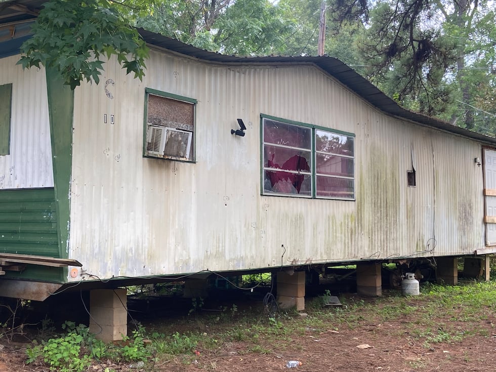 Un hombre fue encontrado muerto en una casa de Nacogdoches mientras la policía investigaba los...