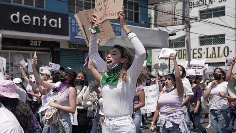 Mujeres marchan contra los recientes asesinatos de varias mujeres, en el suburbio de...