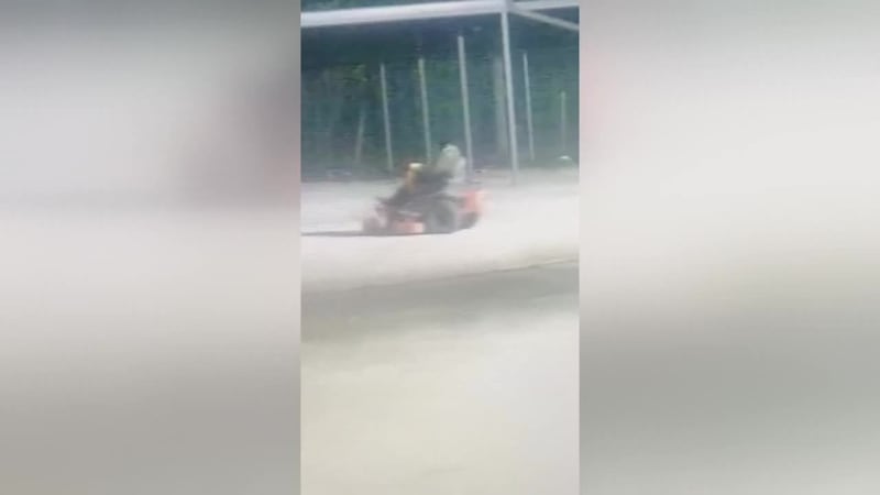 Ladrón enmascarado se escapa con una cortacésped de un negocio en Henderson.