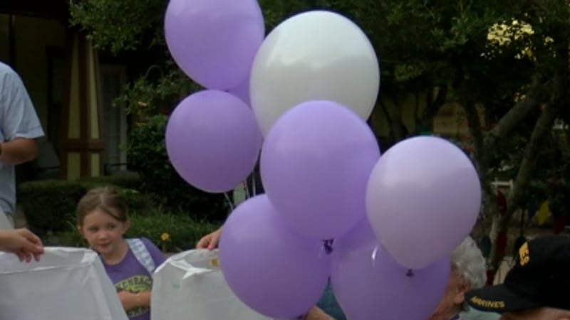 Enviando mensajes sinceros al cielo, Azalea Trails Assisted Living, junto con miembros de la...