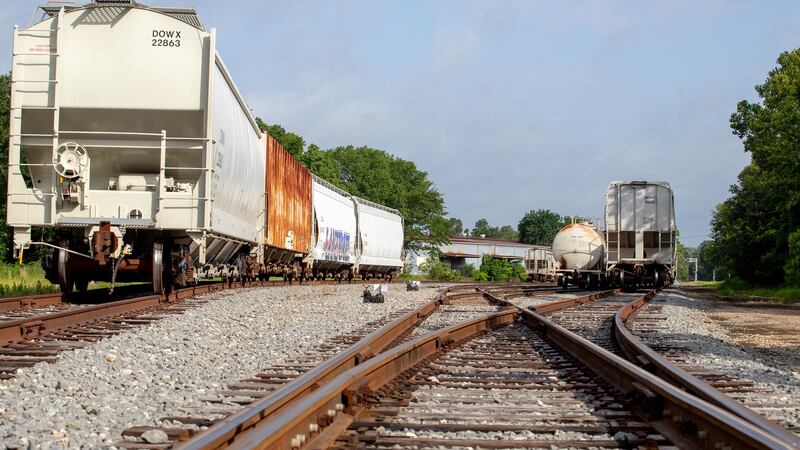 Los detectives están investigando la muerte de un hombre que fue encontrado en las vías del...