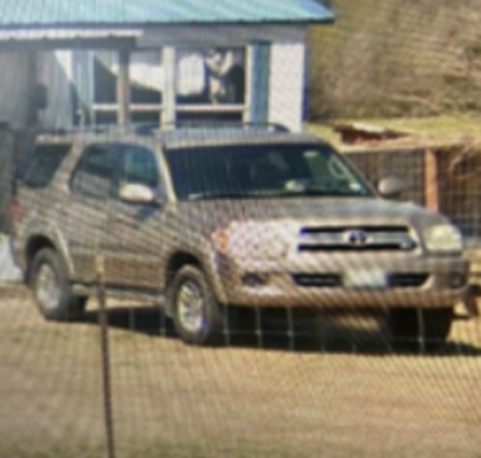 Es posible que conduzca un Toyota Sequoia color canela del 2006, con matrícula de Texas NWG-3486.