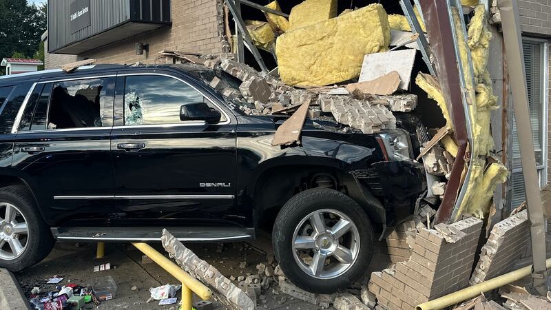Mujer hispana arrestada tras estrellar su camioneta contra un edificio en Mount Pleasant